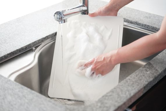 Snadné mytí Abien grilu pomocí houbičky Snadná údržba Abien Magic Grillu