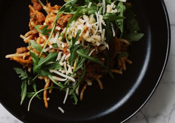 Voňavé špagety z trouby s ořechy a sýrem Špagety s pestem, které si zamilujete už po prvním soustu