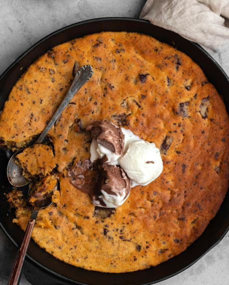 Zapékaný dezert s kousky čokolády Jednoduchý koláč z trouby se zmrzlinou navrch