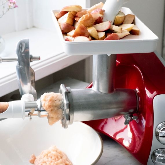 Jablečný koláč s hnědým máslem a skořicí Zpracování jablek v kuchyňském robotu Ankarsrum