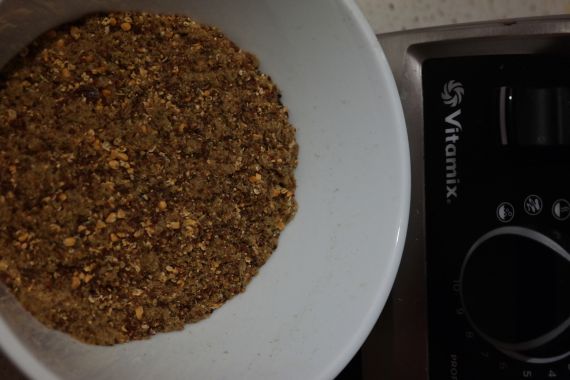 První fáze mixování směsi bylin Mixovaná směs